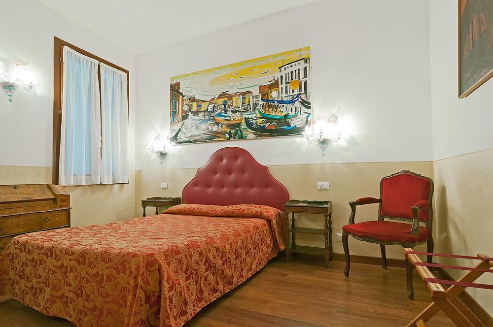 Sant'Angelo - Fenice Apartments In Венеция Экстерьер фото