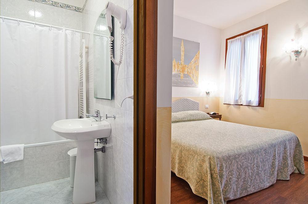 Sant'Angelo - Fenice Apartments In Венеция Экстерьер фото