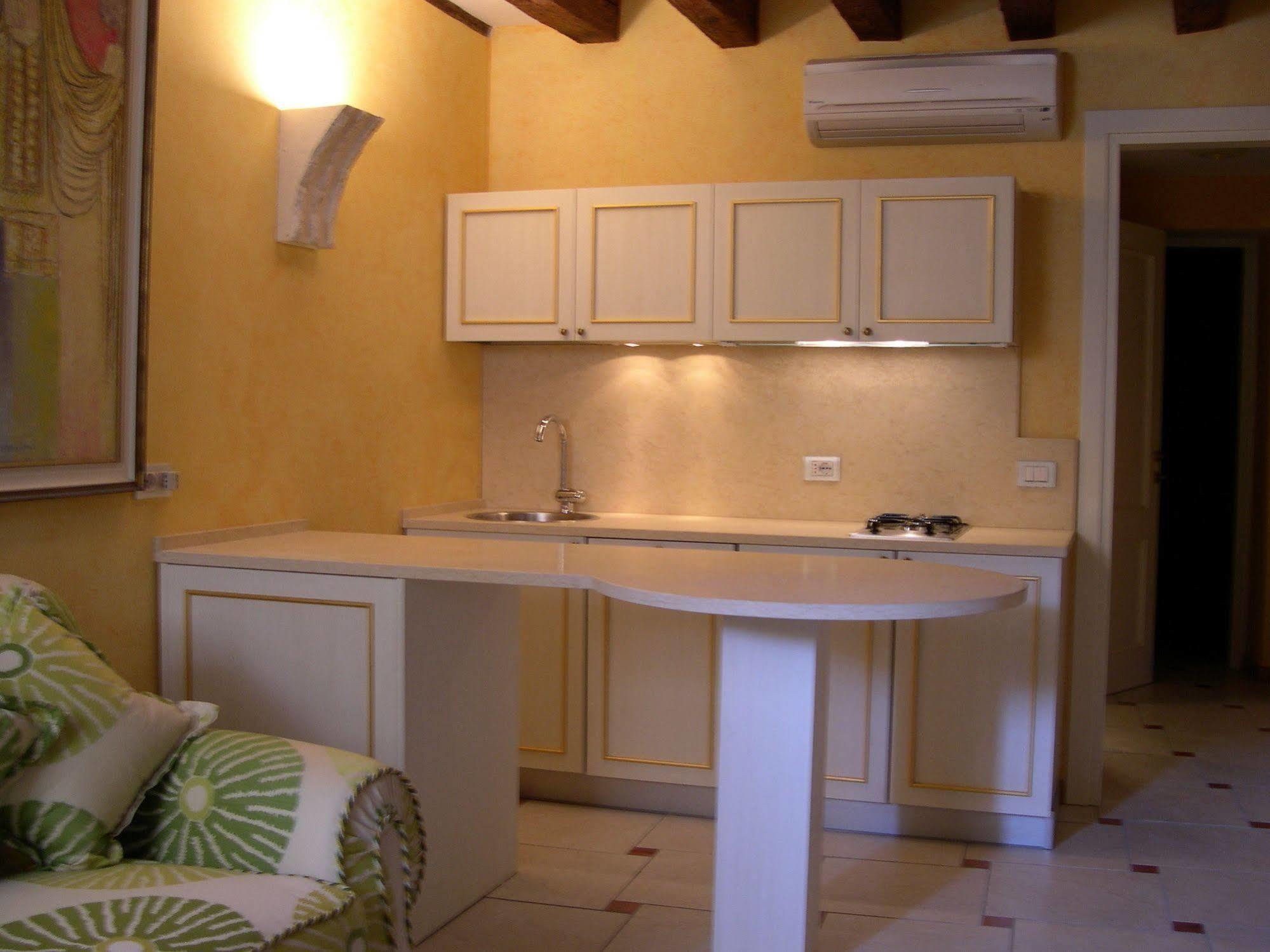 Sant'Angelo - Fenice Apartments In Венеция Экстерьер фото