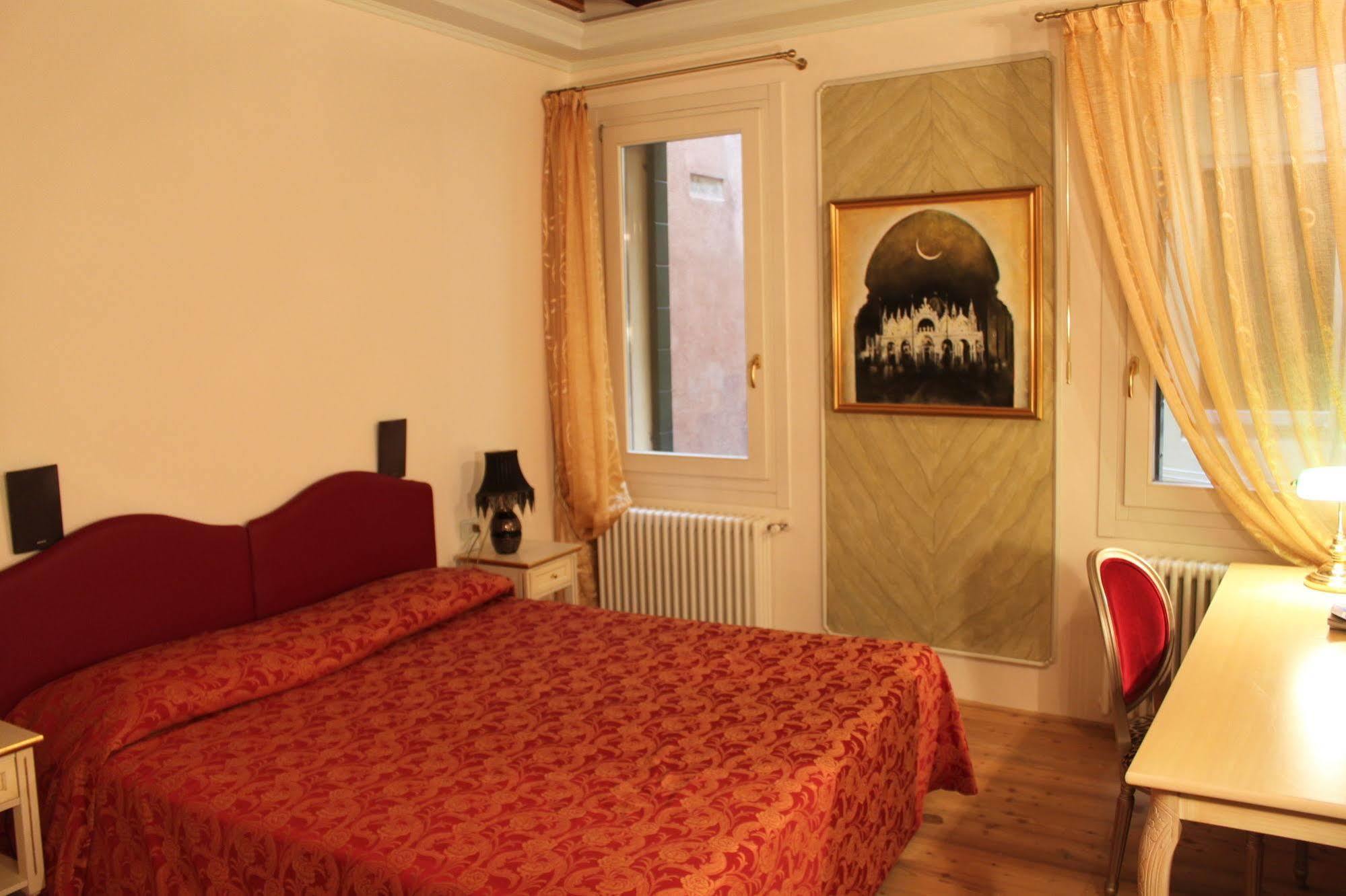 Sant'Angelo - Fenice Apartments In Венеция Экстерьер фото