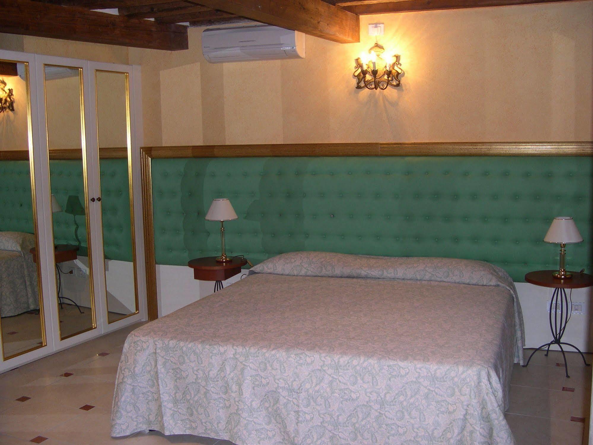 Sant'Angelo - Fenice Apartments In Венеция Экстерьер фото