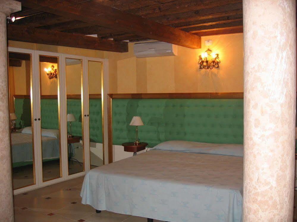 Sant'Angelo - Fenice Apartments In Венеция Экстерьер фото